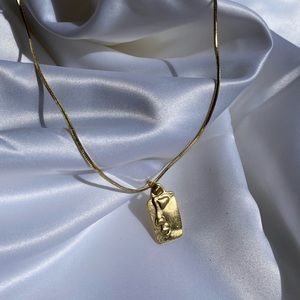 Face pendant necklace